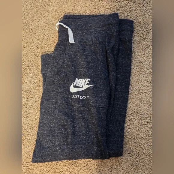Nike Men’s Club Fleece “Just Do It” Joggers – Charcoal Gray – Size M - Picture 1 of 7